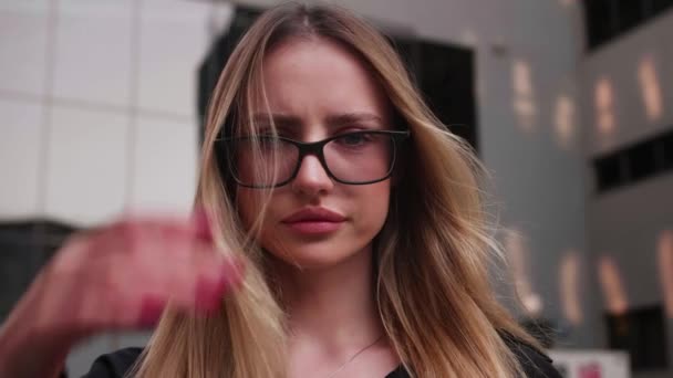 Zbliżenie Kobiecej Niezadowolonej Twarzy Portret Wściekłej Zdenerwowanej Młodej Studentki Biznesu — Wideo stockowe