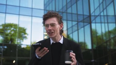 Kızgın sakallı işadamını kapatıp akıllı telefondan duygusal olarak konuşurken şirket ofisinin yanında telefonla bağıran deli adam. Sinirli adam telefon dinamiklerinde çığlıklar atan iş sonuçlarından hayal kırıklığına uğradı