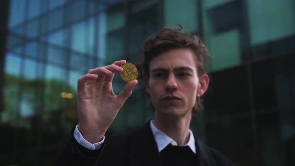 Criptomoneda Minería Caucásico Hombre Negocios Mostrando Golden Bitcoin Pie Horizonte — Vídeo de stock