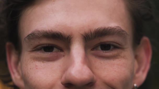 Закрыть Лицо Мана Привлекательный Молодой Человек Улыбающийся Красивыми Глазами Молодой — стоковое видео