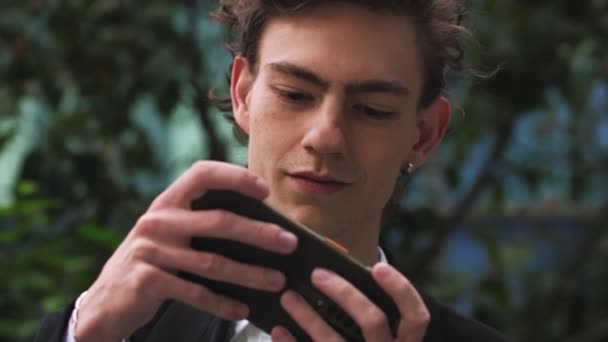 Emocionado Joven Hombre Ganador Sosteniendo Usando Smartphone Hombre Siente Lleno — Vídeos de Stock