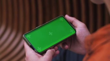 Elinde akıllı bir telefonla arka sokaktaki yatay yeşil ekranlı telefona dokunan bir adam. Mesaj işi adamı aygıtı dijital ekipman interneti. Ağır çekim. Yüksek kalite 4k görüntü
