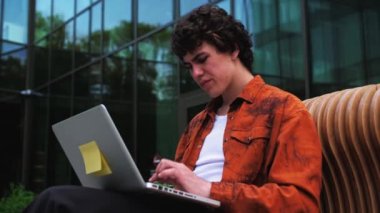 Kızgın kızgın iş adamı bilgisayarla sorunu olan bilgisayarla dışarıda takılıp kalmış bilgisayarlara bakıyor, sinirli çalışanlar çevrimiçi arıza, uygulama hatası veya sistem virüsünden rahatsız oluyor. Yüksek