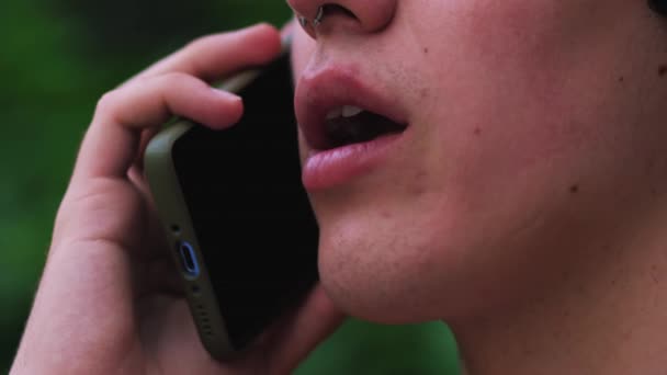 Крупним Планом Усміхнений Чоловік Говорить Мобільний Телефон Відкритому Повітрі Крупним — стокове відео