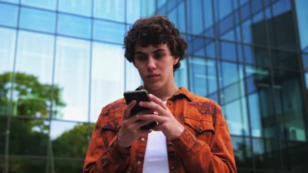 Heyecanlı Hevesli Genç Beyaz Adam Dışarıda Durup Iyi Haberlerle Telefon — Stok video