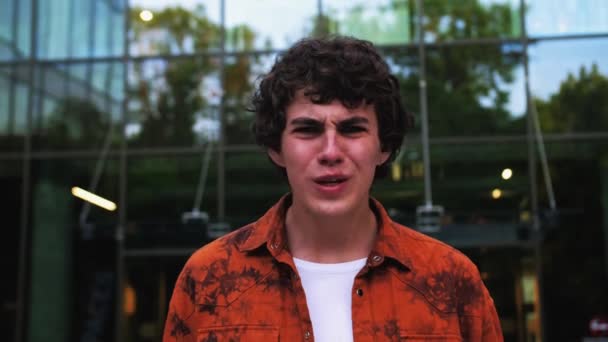 Genç Kafkasyalı Öfkeli Adamın Portresi Doğrudan Kameraya Bağırıyor Gençlerin Duyguları — Stok video