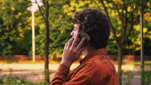 Şehrin Merkezindeki Caddede Yürüyen Telefonla Konuşan Bir Adamın Dikiz Görüntüsü — Stok video