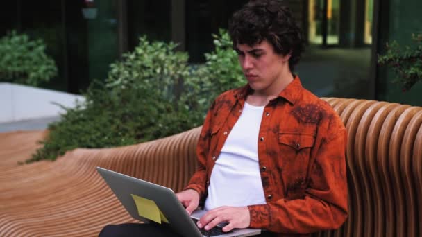 Upset Caucasian 남자가 노트북을 사용하는 소프트웨어 데이터 사업가인 대표가 온라인상에서 — 비디오