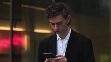 Kafkasyalı genç, kızgın ve mutsuz bir işadamı, cep telefonuyla ilgili sorunlara kızdığı için, bozuk akıllı telefon ve düşük batarya kullanmaktan rahatsız oluyor. Yüksek