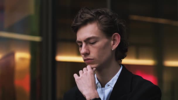 Bărbat Frumos Uită Distanţă Aer Liber Tânăr Afaceri Gândește Probleme — Videoclip de stoc