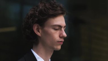 Modern ofis yakınlarındaki stresli, üzgün ve yorgun beyaz adamı kapatın. Dışarıda hayal kırıklığına uğramış hisseden işadamının portresi kötü haberlerle dolu. Yüksek kalite 4k görüntü