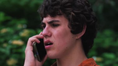 Yakın plan üzgün Kafkasyalı adam cep telefonunu arıyor. Kötü haberler duyuyor. Stresli adam, iş adamı, cep telefonuna cevap veren girişimci.