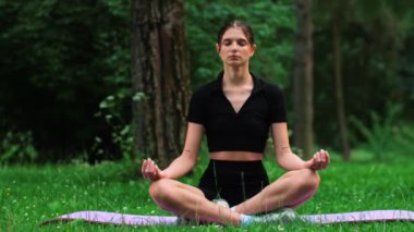 Kadın meditasyonu, zen yoga meditasyonu. Yogi kızı nilüfer çiçeği pozunda oturuyor, sağlıklı yaşam tarzı, meditasyon konsepti. Yüksek kalite 4k görüntü