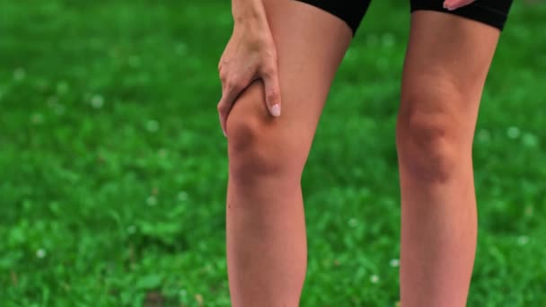 Ból Kolana Kobiety Ćwiczeniach Świeżym Powietrzu Trawniku Masowanie Nóg Rękami — Wideo stockowe