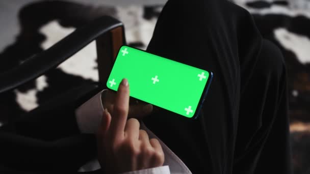 Kvinna Som Använder Smartphone Titta Grön Skärm Mobiltelefon Horisontell Orientering — Stockvideo