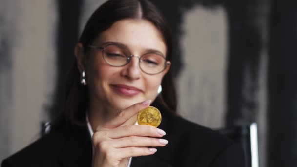 Une Fille Heureuse Apporte Gros Plan Sur Bitcoin Embrasser Joyeusement — Video