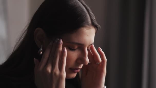 Közelkép Kimerült Frusztrált Fiatal Masszírozó Fejét Stresszes Egészségtelen Generációs Lány — Stock videók