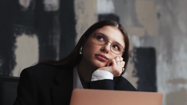 Sıkıntılı Üzgün Yorgun Yorgun Kafkasyalı Kadın Ofis Çalışanı Yorgun Motivasyonsuz — Stok video
