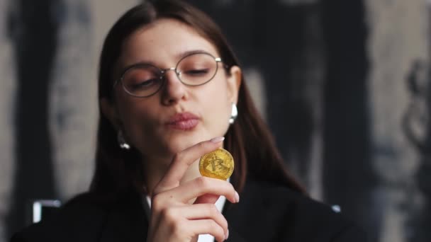 Mulher Atenciosa Mostrando Bitcoin Pensando Feminino Com Moeda Ouro Olhando — Vídeo de Stock
