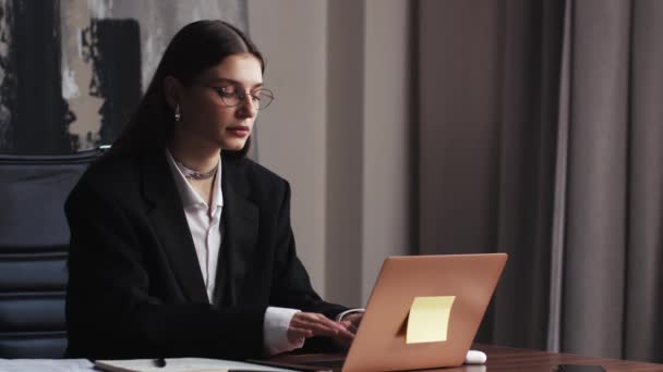 Mulher Fechando Laptop Local Trabalho Empresária Atenciosa Terminando Projeto Dia — Vídeo de Stock