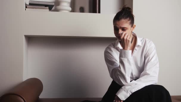 Jeune Femme Stressée Pleurant Prenant Une Serviette Pour Essuyer Les — Video