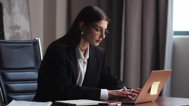 Genç Kafkas Kadını Profesyonel Pazarlama Müdürü Dizüstü Bilgisayar Kullanıyor Bilgisayar — Stok video
