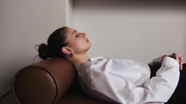 Mulher Pedindo Ajuda Psiquiatra Enquanto Estava Deitado Sofá Armário Médico — Vídeo de Stock