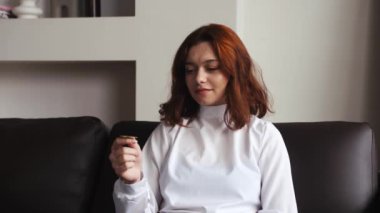 Havaya para atıp yakalayan mutlu bir kız. Başarılı ticaret, kripto para birimi, yavaş çekim. Yüksek kalite 4k görüntü