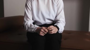 Terapi toplantısında travmatik deneyimi paylaşan gergin bir kadın. Üzgün kadın hastalarla konuşan bir psikolog. Psikoloji, zihinsel terapi, akıl sağlığı, terapi seansı. Yüksek kalite 4k görüntü