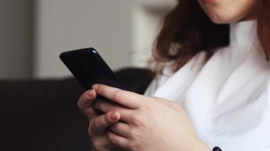 Akıllı telefon tutan beyaz kadın ellerini yakınlaştırın. Mutlu kadınlar online sohbetten, internet alımından, internet gezintisinden ve yeni ücretsiz yazılım uygulamalarından hoşlanırlar. Modern kablosuz kullanıcı konsepti. Yüksek