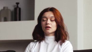 Güzel bir kadın kameraya bakıyor. İş koçu internette görüntülü konuşma yapıyor. Webcam görüntüsü. Evden ya da ofisten çalışıyorum. Çevrimiçi eğitim. Mutlu kadın öğretmen portresi. Yüksek kalite 4k