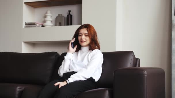 Mulher Negócios Focada Falando Telefone Celular Casa Escritório Câmera Lenta — Vídeo de Stock