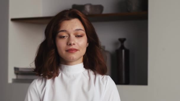 Νεαρή Γυναίκα Λέει Ναι Κουνώντας Κεφάλι Της Στο Σπίτι Στο — Αρχείο Βίντεο