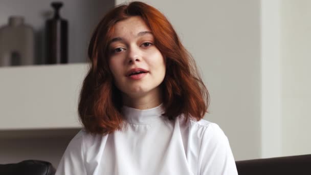 Glad Söt Kaukasiska Gen Tonåring Flicka Leende Ansikte Viftande Hand — Stockvideo