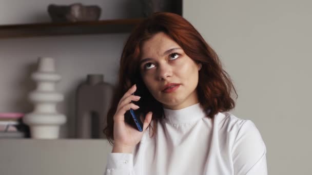 Kapalı Bir Kadını Evde Ofiste Arkadaşça Konuşuyor Telefonda Flört Eden — Stok video