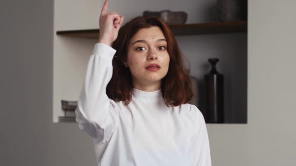 Närbild Kvinnlig Porträtt Ung Kaukasiska Kvinna Visar Förbud Tecken Korsning — Stockvideo
