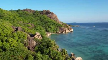 Seyşeller kıyısı turkuaz deniz manzarası yukarıdan