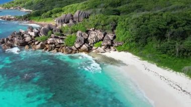 Seyşeller kıyısı turkuaz deniz manzarası yukarıdan
