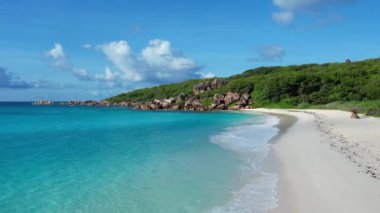 Seyşeller kıyısı turkuaz deniz manzarası yukarıdan