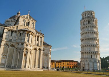 Pisa, İtalya, Eğik Pisa Kulesi. 25 Eylül 2022. Sabah ışığında güzel tarihi bina