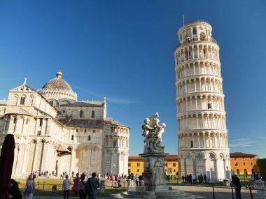 Pisa, İtalya, Eğik Pisa Kulesi. 25 Eylül 2022. Sabah ışığında güzel tarihi bina