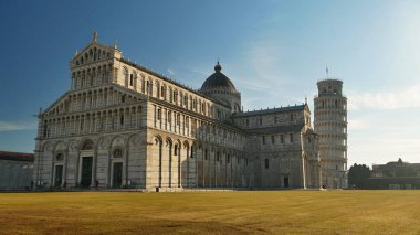 Pisa, İtalya, Eğik Pisa Kulesi. 25 Eylül 2022. Sabah ışığında güzel tarihi bina