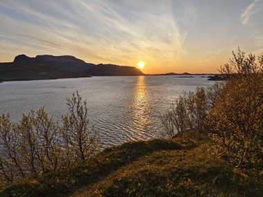 Norveç 'te gece yarısı güneşi okyanusun üzerinde
