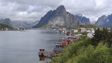 Lofoten Norveç. Tipik İskandinav adaları ve mimarisi