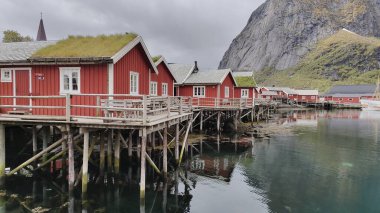 Lofoten Norveç. Tipik İskandinav adaları ve mimarisi