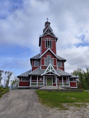 Norveç 'in kuzeyinde kırmızı ahşap kostal