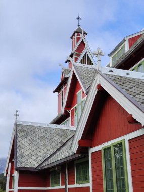 Norveç 'in kuzeyinde kırmızı ahşap kostal