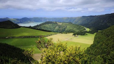 Nesli tükenmiş bir volkan kraterinin ve yemyeşil bitki örtüsünün içindeki göl. Azores