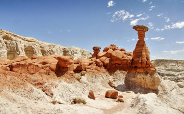 Soyut kayalık çöl manzarası sanki başka bir gezegenden gelmiş gibi. Grand Staircase-Escalante Ulusal Anıtı, Utah, ABD