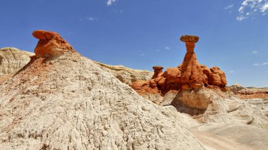 Soyut kayalık çöl manzarası sanki başka bir gezegenden gelmiş gibi. Grand Staircase-Escalante Ulusal Anıtı, Utah, ABD